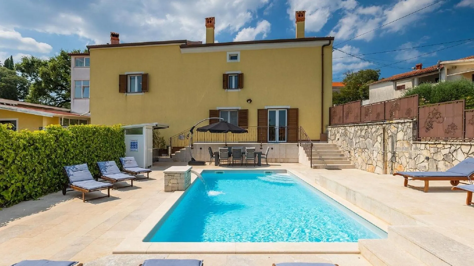 Spacious Holiday Home With A Pool In Rovinjsko Rovinjsko Selo