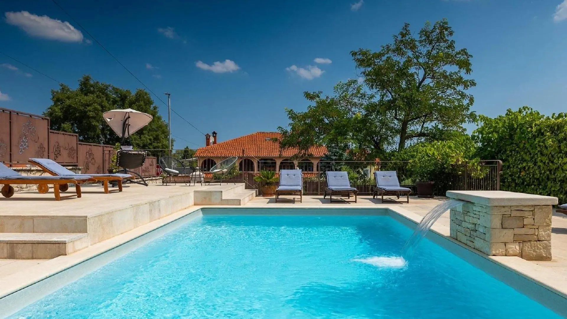 Spacious Holiday Home With A Pool In Rovinjsko Rovinjsko Selo