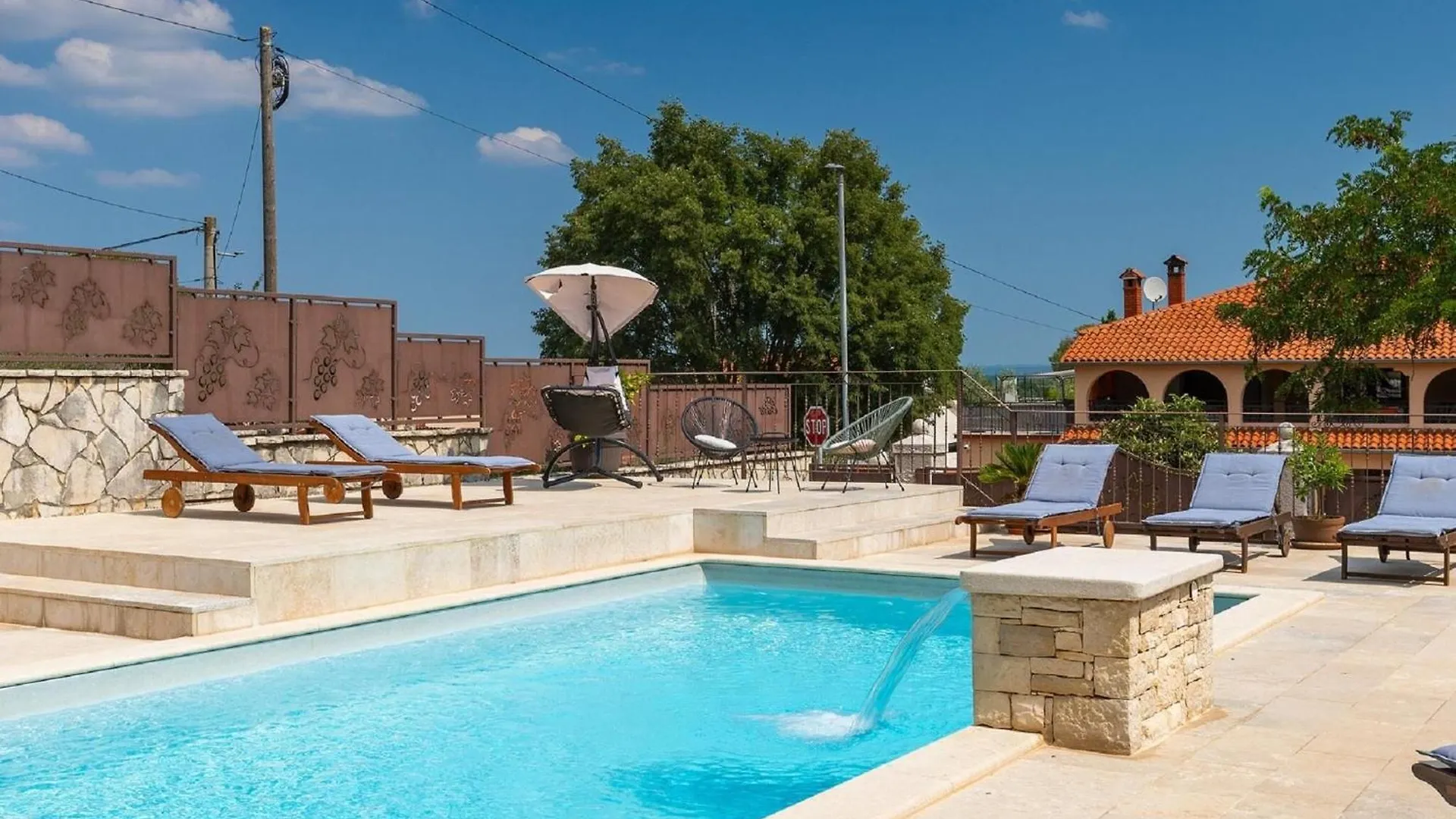 Spacious Holiday Home With A Pool In Rovinjsko Rovinjsko Selo